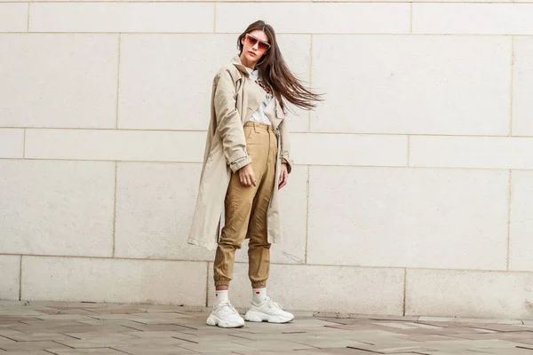 Retrato de una chica con estilo. Tonos beige. Tendencias de spr — Foto de Stock