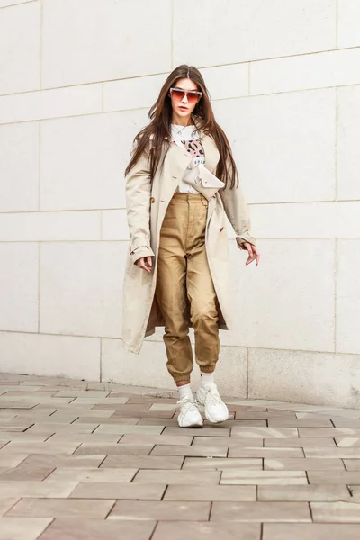 Retrato de una chica con estilo. Tonos beige. Tendencias de spr — Foto de Stock