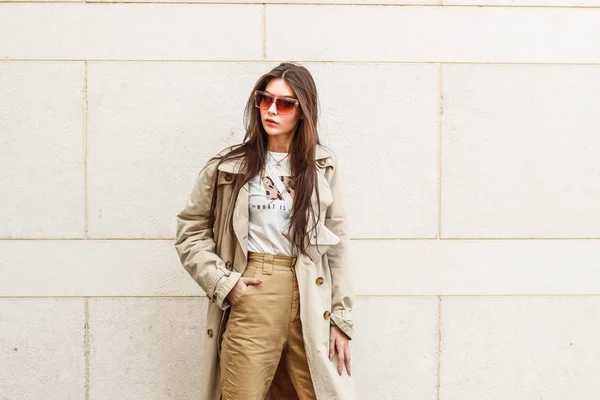 Retrato de una chica con estilo. Tonos beige. Tendencias de spr — Foto de Stock