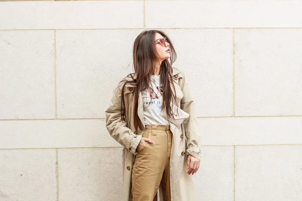 Retrato de una chica con estilo. Tonos beige. Tendencias de spr —  Fotos de Stock