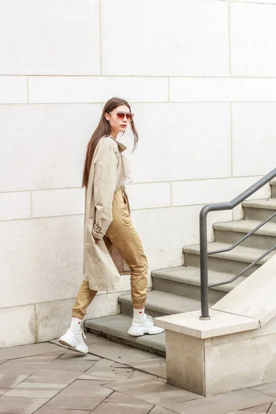 Portret schieten van een stijlvol meisje. Beige tinten. Trends in SPR — Stockfoto