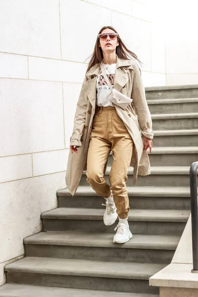 Retrato de una chica con estilo. Tonos beige. Tendencias de spr — Foto de Stock