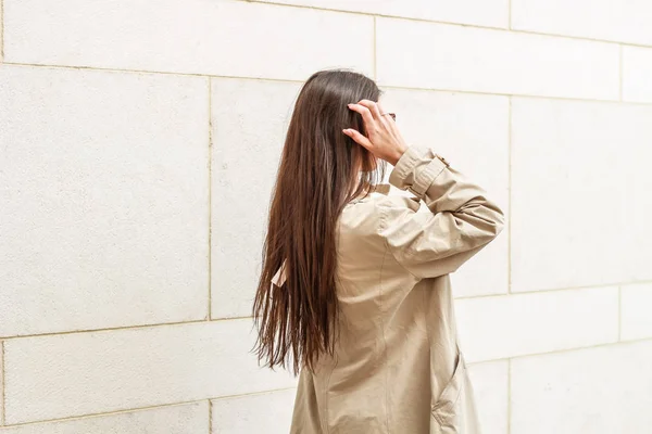 Retrato de una chica con estilo. Tonos beige. Tendencias de spr — Foto de Stock