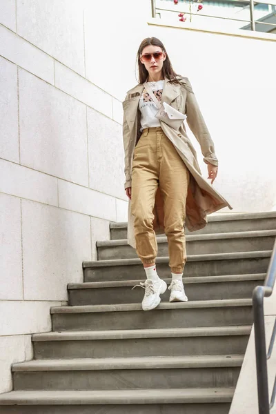 Retrato de una chica con estilo. Tonos beige. Tendencias de spr —  Fotos de Stock