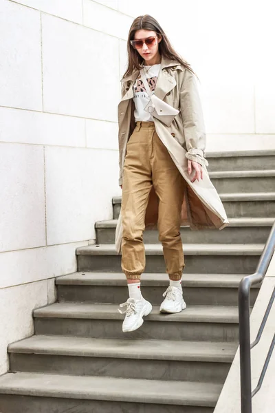 Retrato de una chica con estilo. Tonos beige. Tendencias de spr — Foto de Stock