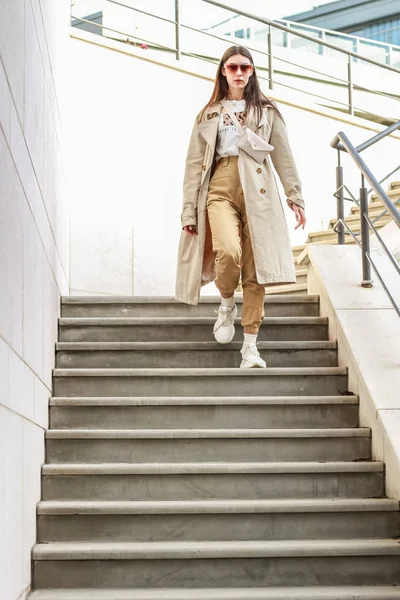 Retrato de una chica con estilo. Tonos beige. Tendencias de spr — Foto de Stock