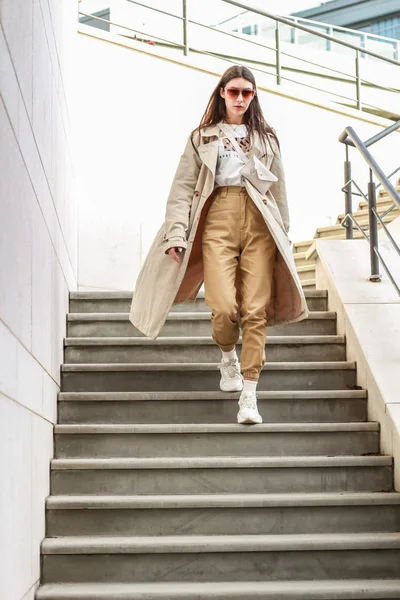 Retrato de una chica con estilo. Tonos beige. Tendencias de spr — Foto de Stock