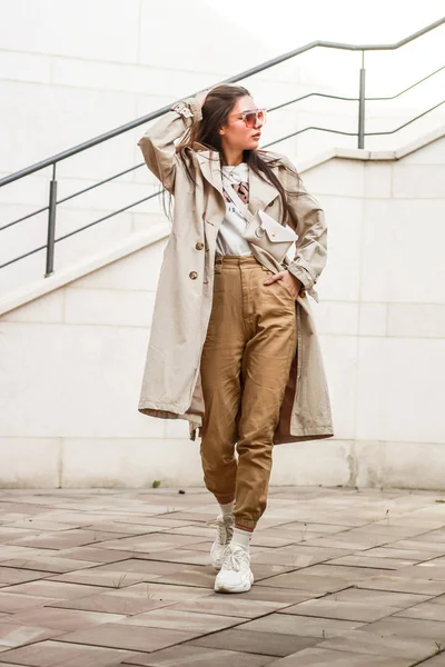 Portret schieten van een stijlvol meisje. Beige tinten. Trends in SPR — Stockfoto