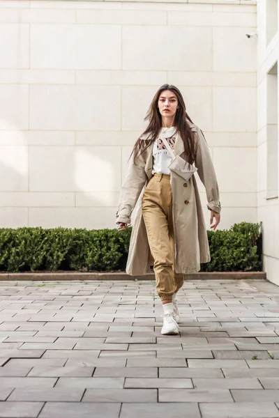 Şık bir kızın portre çekimi. Bej tonları. spr eğilimleri