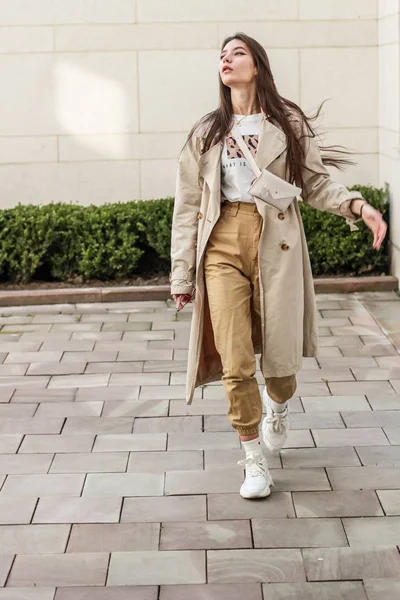 Retrato de una chica con estilo. Tonos beige. Tendencias de spr — Foto de Stock