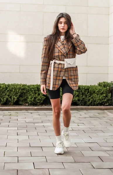 Retrato de una chica con estilo. Tonos beige. Tendencias de spr — Foto de Stock