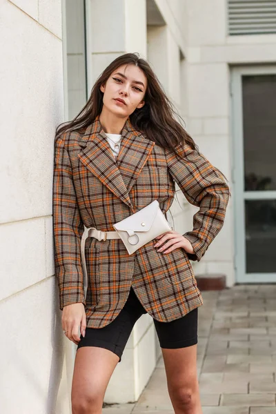 Retrato de una chica con estilo. Tonos beige. Tendencias de spr — Foto de Stock