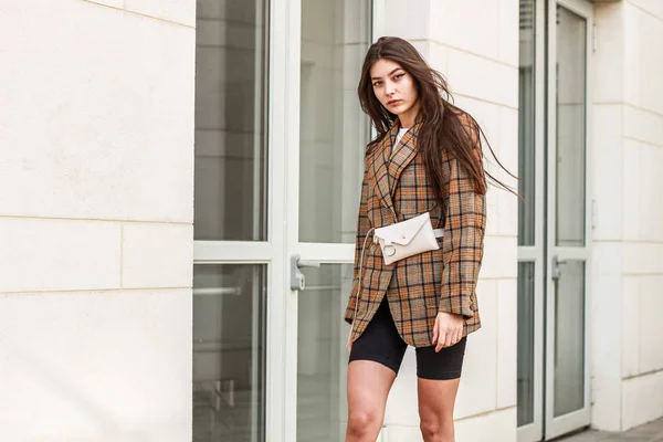 Retrato de una chica con estilo. Tonos beige. Tendencias de spr — Foto de Stock