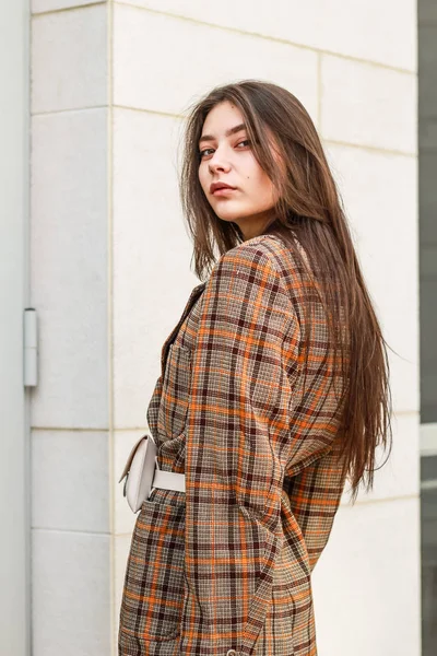 Retrato de una chica con estilo. Tonos beige. Tendencias de spr — Foto de Stock