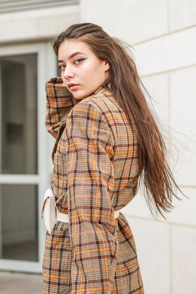 Retrato de una chica con estilo. Tonos beige. Tendencias de spr — Foto de Stock