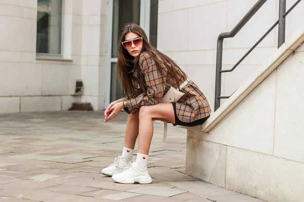 Retrato de una chica con estilo. Tonos beige. Tendencias de spr —  Fotos de Stock