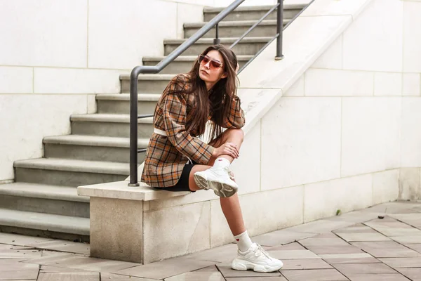 Retrato de una chica con estilo. Tonos beige. Tendencias de spr — Foto de Stock