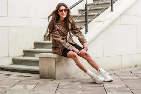 Retrato de una chica con estilo. Tonos beige. Tendencias de spr —  Fotos de Stock