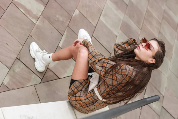 Retrato de una chica con estilo. Tonos beige. Tendencias de spr — Foto de Stock