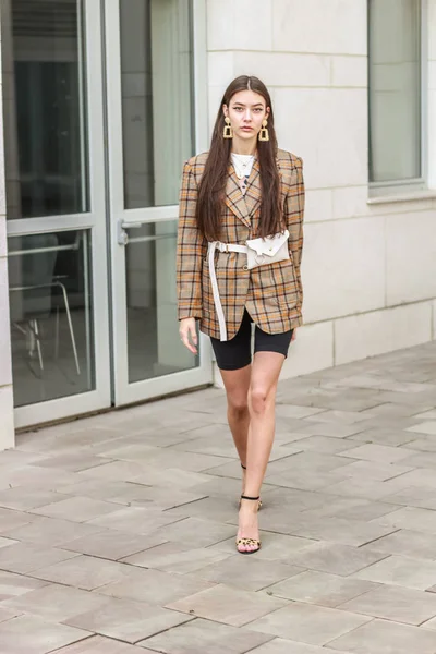 Retrato de una chica con estilo. Tonos beige. Tendencias de spr — Foto de Stock