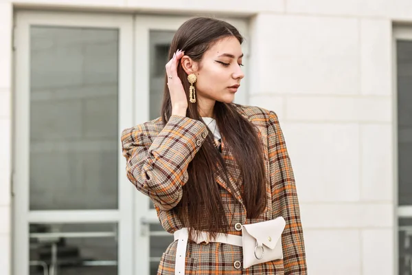 Portret fotografowania stylowej dziewczyny. Odcienie beżu. Trendy spr — Zdjęcie stockowe