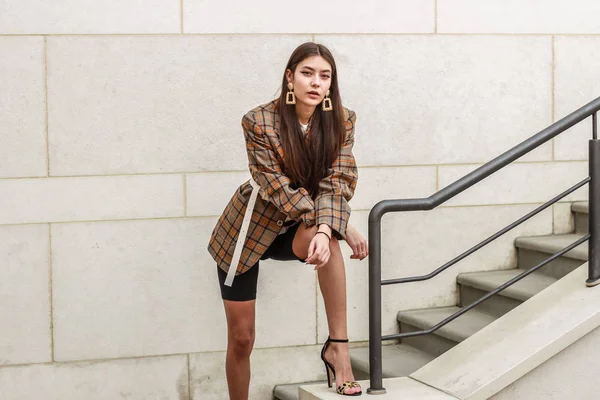 Retrato de una chica con estilo. Tonos beige. Tendencias de spr — Foto de Stock