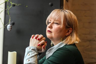 Kalın sarışın bir kadın bir kafede çalışıyor. Bir iş kadını yazıyor 