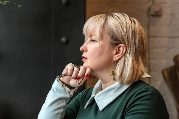 A thick blond woman works in a cafe. A business woman writes in — Stock Photo, Image