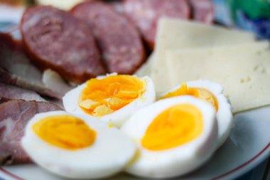 Büyükanneden ev yapımı yemekler. Sosis, peynir, haşlanmış yumurta. Br