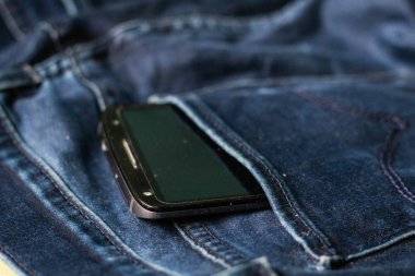 Arka cebinden çıkan beyaz ekranlı siyah telefon 