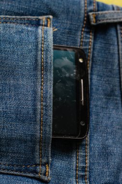 Arka cebinden çıkan beyaz ekranlı siyah telefon 