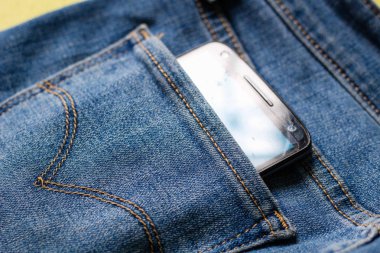 Arka cebinden çıkan beyaz ekranlı siyah telefon 