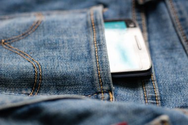 Arka cebinden çıkan beyaz ekranlı siyah telefon 