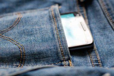 Arka cebinden çıkan beyaz ekranlı siyah telefon 