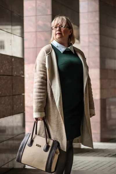 Portrait of a thick blonde woman in a trench coat of beige and a — Stock Image Portrait of a thick blonde woman in a trench coat of beige and a Royalty Free Stock Images