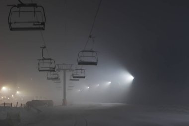 Gece kayağı. Dağlarda karlı patikalar. Aydınlatma