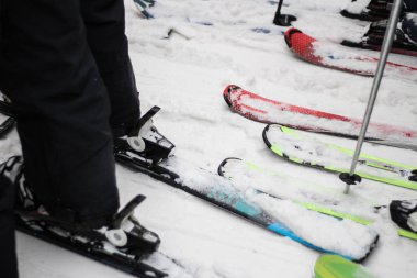 Kayak ve snowboard bir telesiyej için kuyruk. Renkli kayaklar