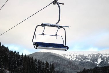 Karpat dağlarındaki kayak pistleri. Chris yakınındaki asansörler