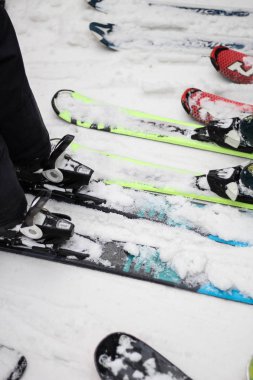 Kayak ve snowboard bir telesiyej için kuyruk. Renkli kayaklar