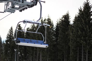 Karpat dağlarındaki kayak pistleri. Chris yakınındaki asansörler