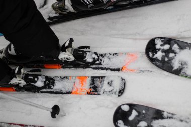 Kayak ve snowboard bir telesiyej için kuyruk. Renkli kayaklar