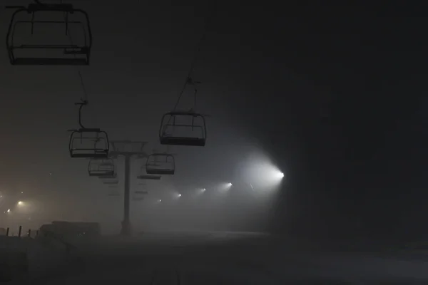 Nacht skiën. Besneeuwde paden in de bergen. Verlichting van de — Stockfoto