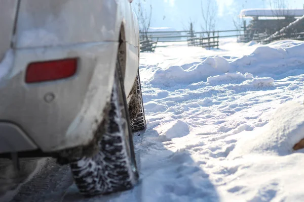 El coche es blanco en la nieve. Caucho sobre ruedas en la nieve. Nieve — Foto de Stock