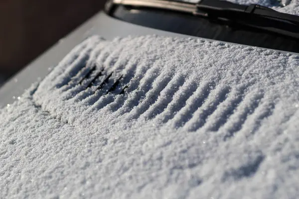 Auto je bílé ve sněhu. Gumu na kolečkách ve sněhu. Sníh — Stock fotografie