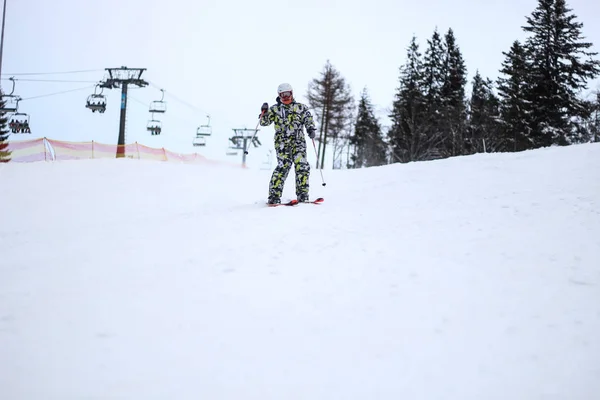 Schiorul merge pe zăpadă. Stropi de zăpadă. Urme de zăpadă în — Fotografie, imagine de stoc