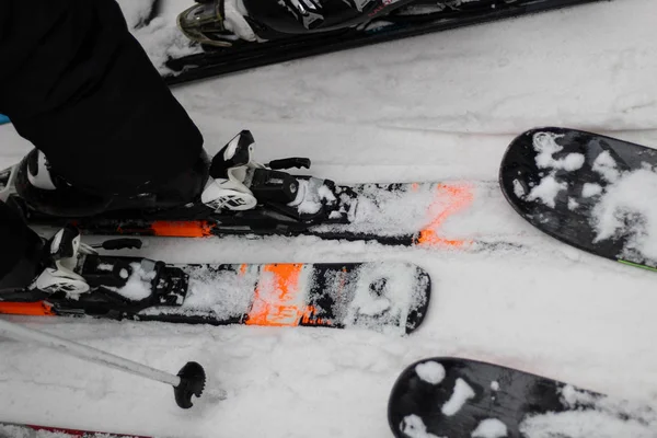 La cola para un remonte de esquís y tablas de snowboard. Esquís coloridos —  Fotos de Stock