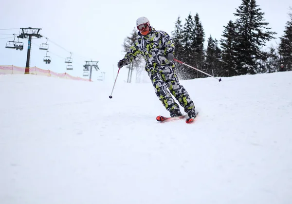 スキーヤーは雪の中を乗る。雪の飛散の雪道 — ストック写真