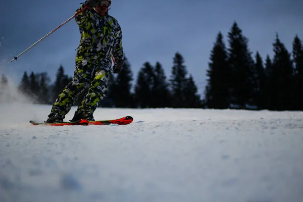 De skiër rijdt in de sneeuw. Spatten van sneeuw. Snow Trail in de — Stockfoto