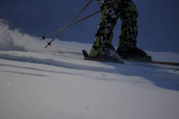 滑雪者在雪地里骑马。飞溅的雪。雪踪 — 图库照片