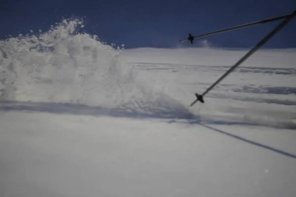 Lo sciatore guida sulla neve. Schizzi di neve. Sentiero neve nel — Foto Stock